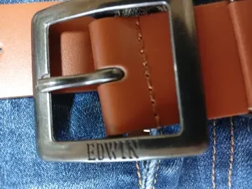 alt="スクエア型のバックルに刻まれたEDWINロゴが魅力的なEDWIN レザーベルト”