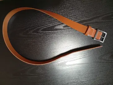 alt="落ち着いた茶色がジーンズに合うEDWIN レザーベルト"