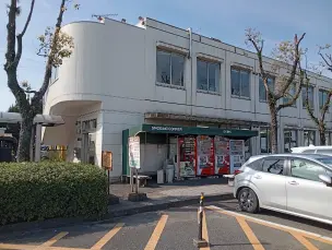 alt="収入印紙販売窓口は左側の建物”