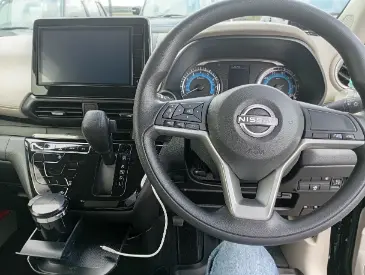 alt="日産新型デイズXの運転席とスライド式テーブルの写真"